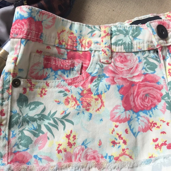 Vintage Y2K women’s low rise floral pattern shorts - Picture 6 of 9